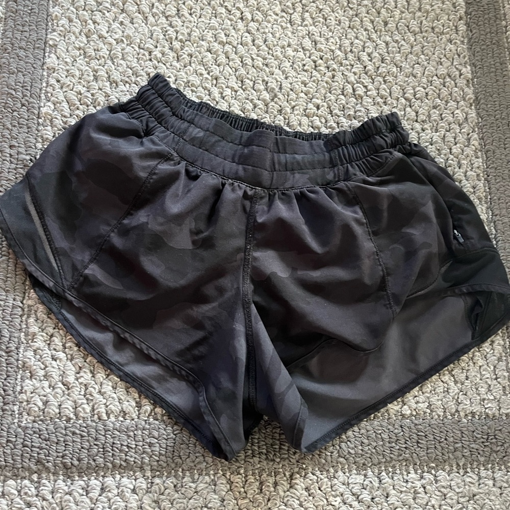 lululemon size 4 hotty hot shorts